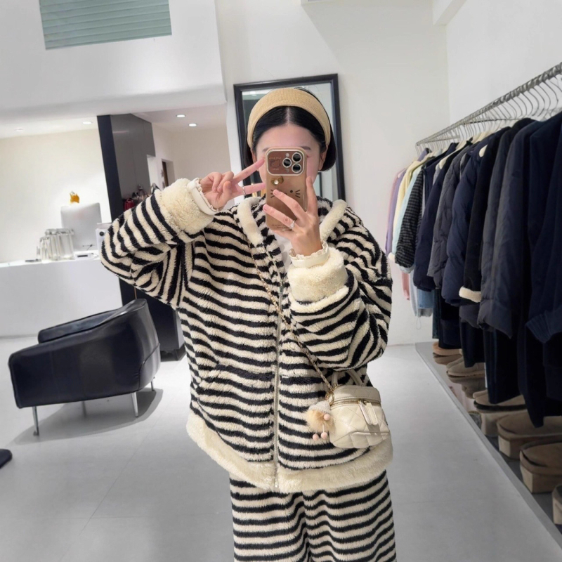 Set pijamale pentru acasă – model cu dungi, stil relaxat, fleece coral, 100% poliester, grosime extra 301–350 g/m²