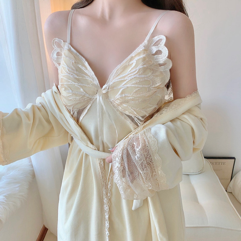 Pijamă trei piese din catifea Island, decolteu în V, mâneci lungi și pantaloni; stil sexy, material gros, 90–95% poliester; potrivită pentru iarnă, primăvară și toamnă.