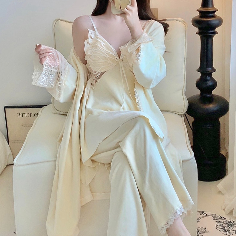 Pijamă trei piese din catifea Island, decolteu în V, mâneci lungi și pantaloni; stil sexy, material gros, 90–95% poliester; potrivită pentru iarnă, primăvară și toamnă.