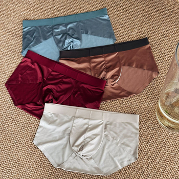 Muške trokutaste gaće od ice silk, prozračne, srednje pojas, glavni materijal: najlon 70–80%.