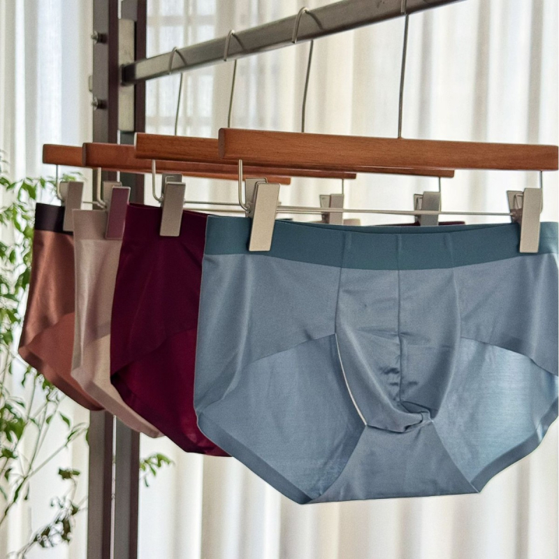 Muške trokutaste gaće od ice silk, prozračne, srednje pojas, glavni materijal: najlon 70–80%.