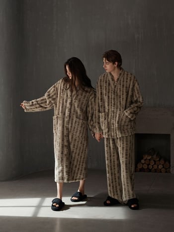 Porų pižamų komplektas — koralinio fliso audinys, storas, V kaklo iškirptė, ilgomis rankovėmis, žieminė namų apranga