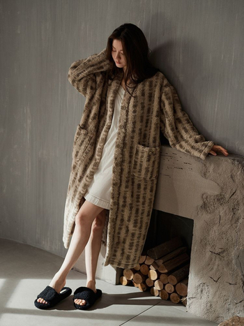 Porų pižamų komplektas — koralinio fliso audinys, storas, V kaklo iškirptė, ilgomis rankovėmis, žieminė namų apranga