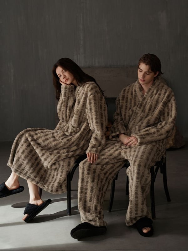 Porų pižamų komplektas — koralinio fliso audinys, storas, V kaklo iškirptė, ilgomis rankovėmis, žieminė namų apranga