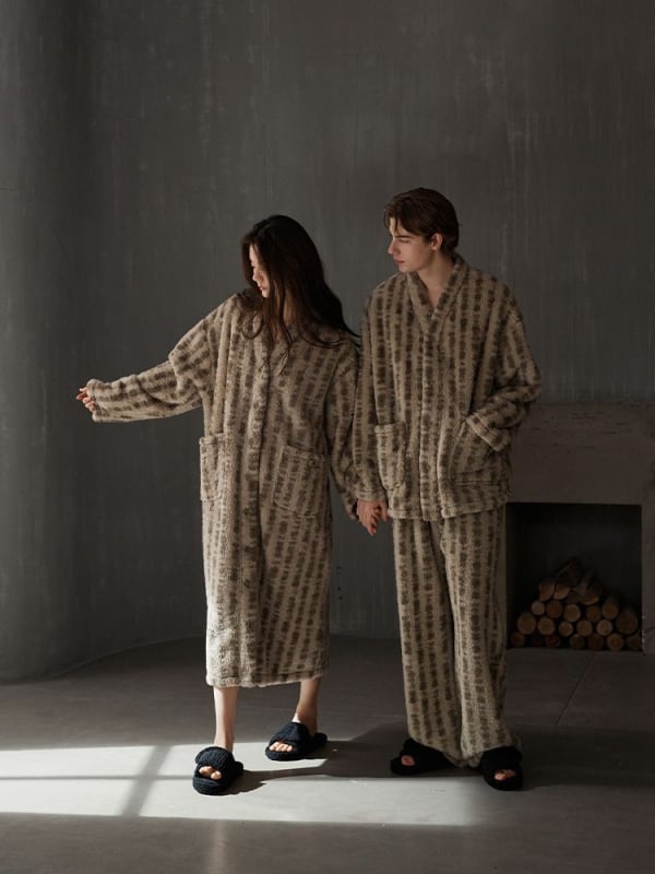 Porų pižamų komplektas — koralinio fliso audinys, storas, V kaklo iškirptė, ilgomis rankovėmis, žieminė namų apranga