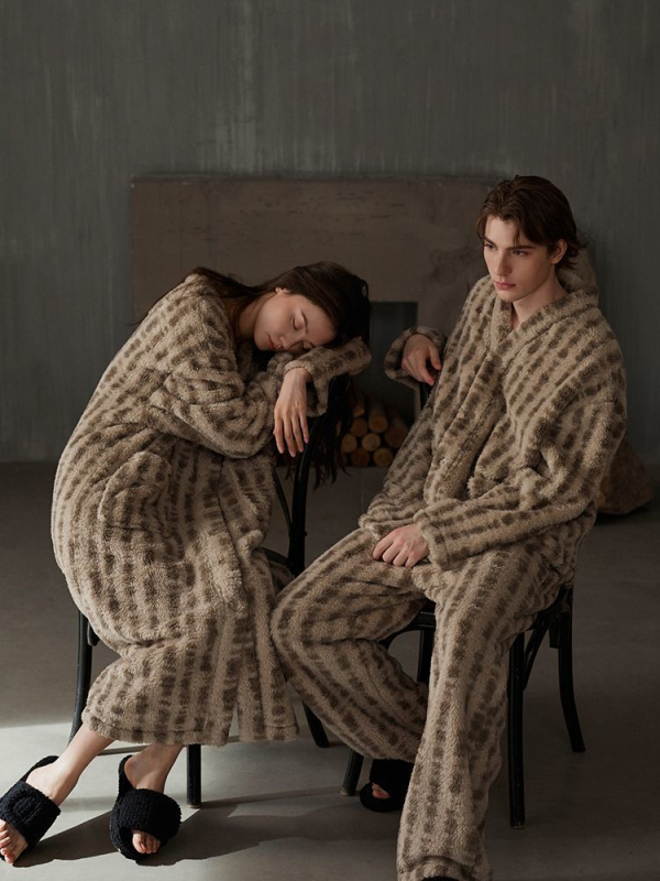 Porų pižamų komplektas — koralinio fliso audinys, storas, V kaklo iškirptė, ilgomis rankovėmis, žieminė namų apranga