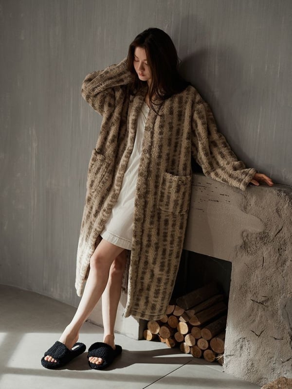 Porų pižamų komplektas — koralinio fliso audinys, storas, V kaklo iškirptė, ilgomis rankovėmis, žieminė namų apranga