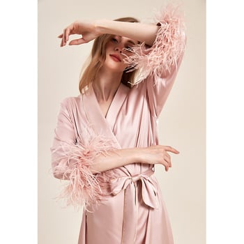 Nuotakos naktinis chalatas iš ledinio šilko satino su plunksnų rankogaliais – ilgos rankovės, ultra plonas 81–100 g/m², apykaklė su reveru