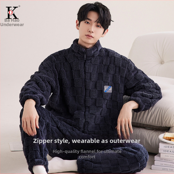 Set de pijamale pentru bărbați, iarnă, din flanel cu căptușeală fleece, guler înalt (stand collar), stil cardigan, mâneci lungi și pantaloni, confortabil și călduros.