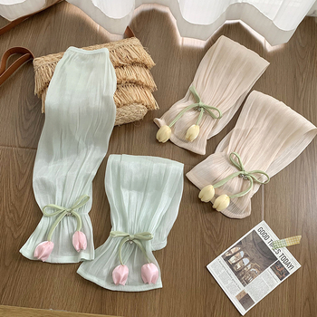 Női nyári karvédő poliészterből, jég-selyem hatású anyag, laza szabás, masni és nagy virágok, napsugár elleni védelem vezetés közben, 2025 tavasz