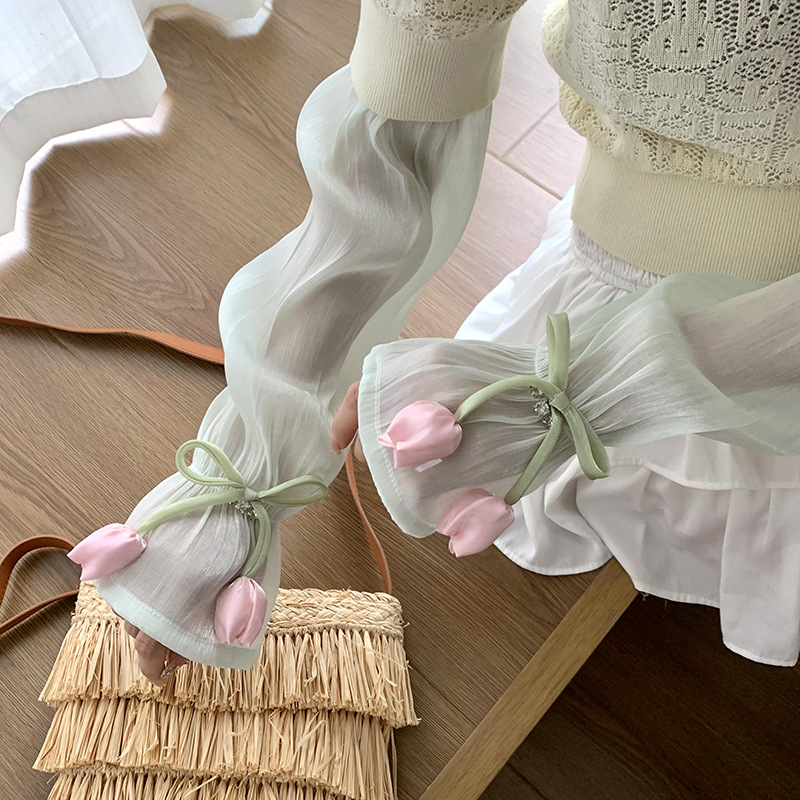 Női nyári karvédő poliészterből, jég-selyem hatású anyag, laza szabás, masni és nagy virágok, napsugár elleni védelem vezetés közben, 2025 tavasz