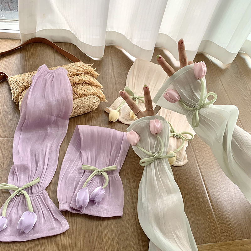 Női nyári karvédő poliészterből, jég-selyem hatású anyag, laza szabás, masni és nagy virágok, napsugár elleni védelem vezetés közben, 2025 tavasz