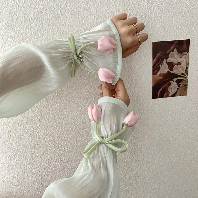 Női nyári karvédő poliészterből, jég-selyem hatású anyag, laza szabás, masni és nagy virágok, napsugár elleni védelem vezetés közben, 2025 tavasz