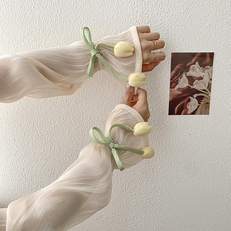 Női nyári karvédő poliészterből, jég-selyem hatású anyag, laza szabás, masni és nagy virágok, napsugár elleni védelem vezetés közben, 2025 tavasz