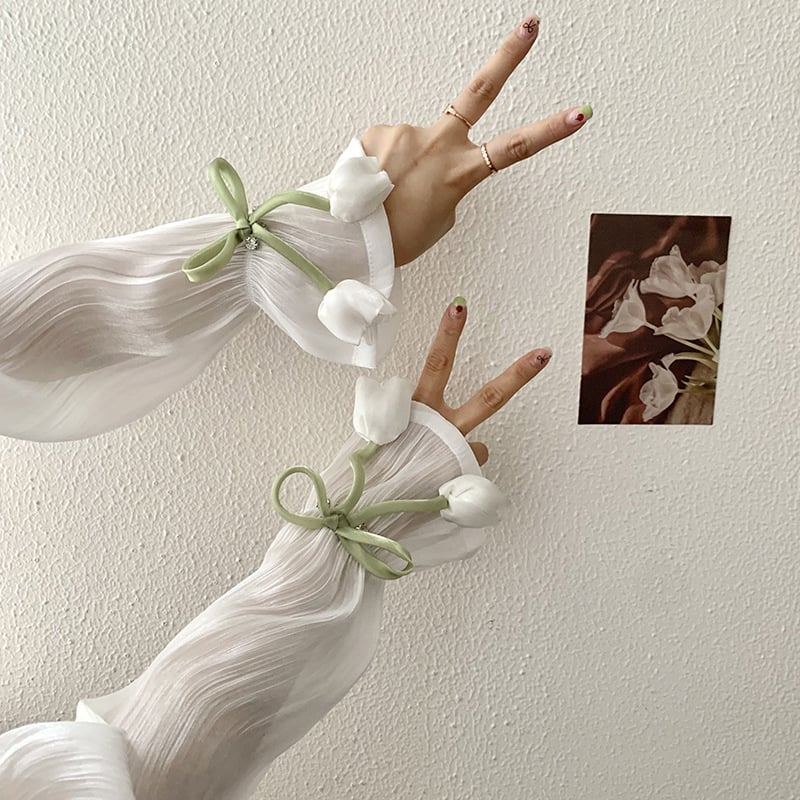 Női nyári karvédő poliészterből, jég-selyem hatású anyag, laza szabás, masni és nagy virágok, napsugár elleni védelem vezetés közben, 2025 tavasz