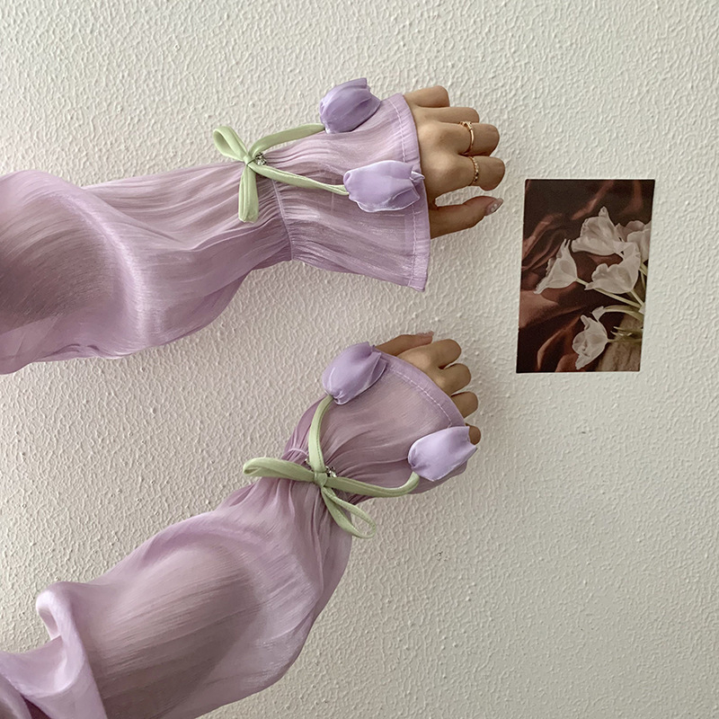 Női nyári karvédő poliészterből, jég-selyem hatású anyag, laza szabás, masni és nagy virágok, napsugár elleni védelem vezetés közben, 2025 tavasz