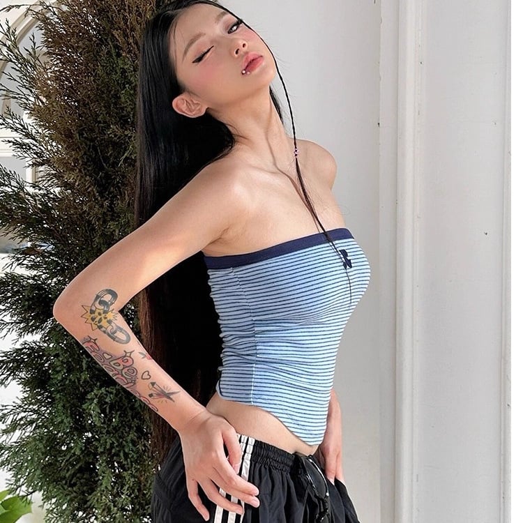 Ženski bezrameni top s prugastim dizajnom — Slim-fit, kratka duljina 40–50 cm, poliester, seksi stil