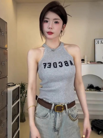 Női ujjatlan felső halter nyakkal, kötött, hímzett betűkkel – karcsú szabás