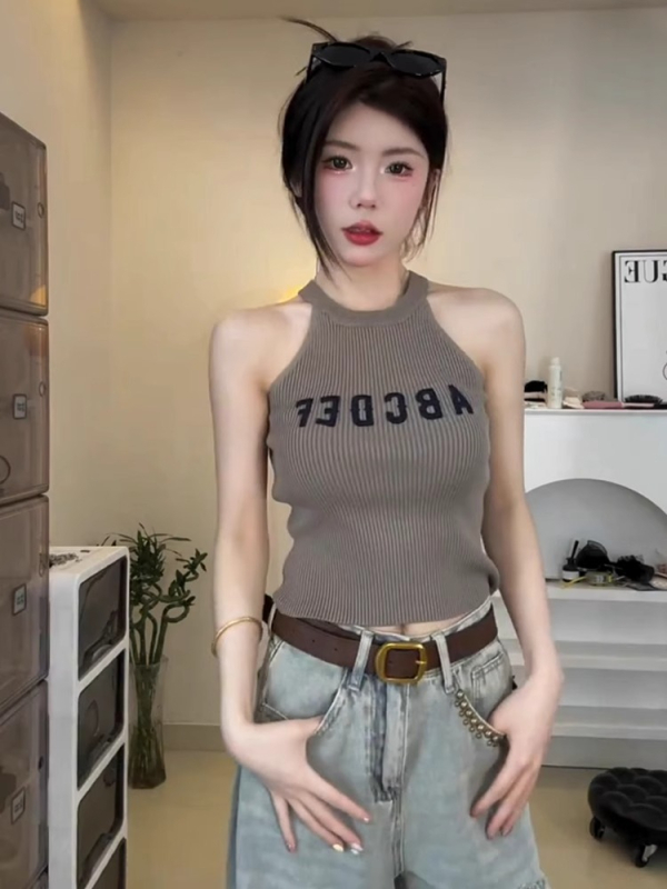 Női ujjatlan felső halter nyakkal, kötött, hímzett betűkkel – karcsú szabás