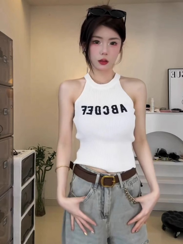 Női ujjatlan felső halter nyakkal, kötött, hímzett betűkkel – karcsú szabás