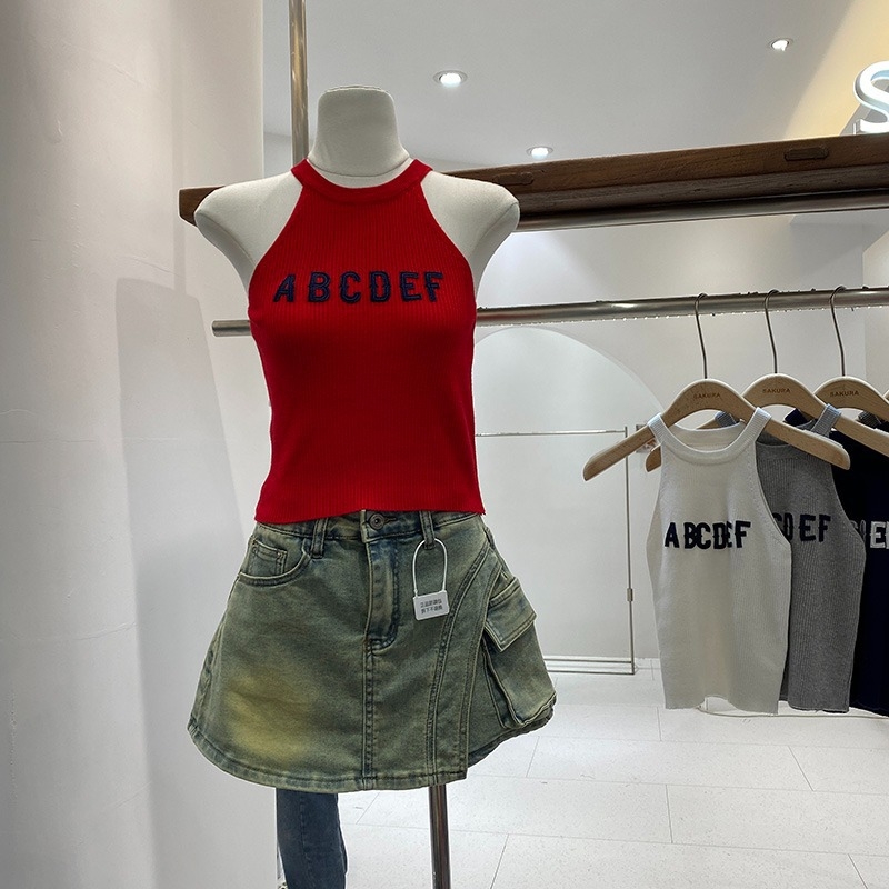 Női ujjatlan felső halter nyakkal, kötött, hímzett betűkkel – karcsú szabás