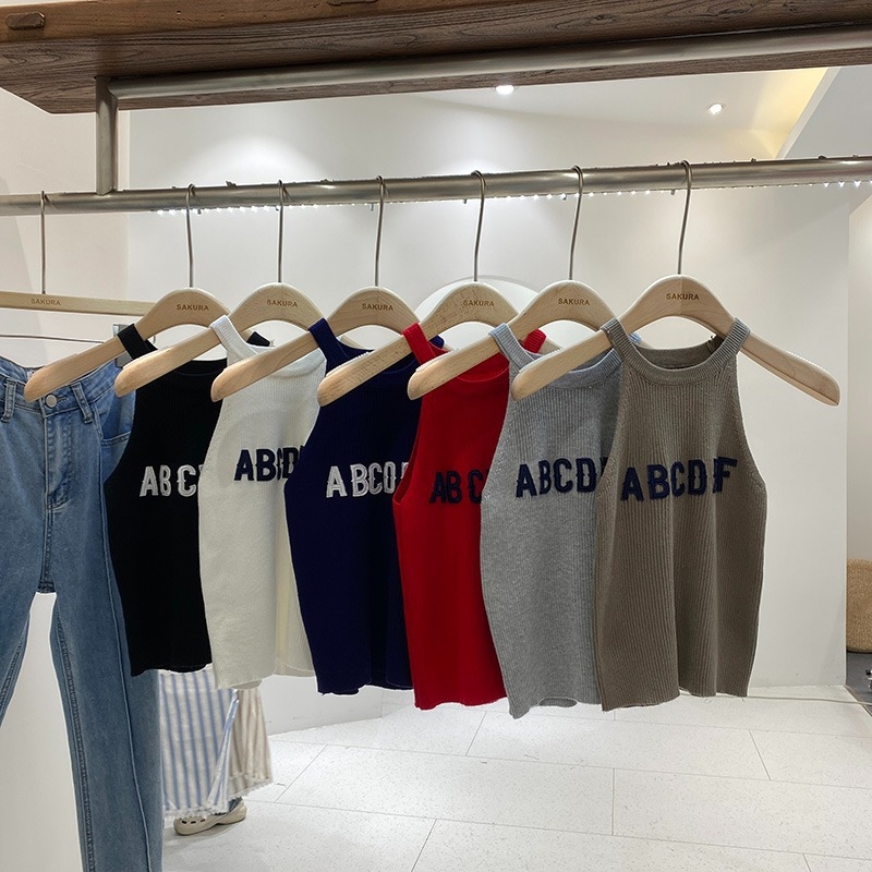 Női ujjatlan felső halter nyakkal, kötött, hímzett betűkkel – karcsú szabás