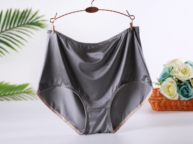 Chiloți femei plus-size cu talie înaltă, din nailon satin; culoare solidă; căptușeală din bumbac; material principal 85% nailon; țesătură satinată