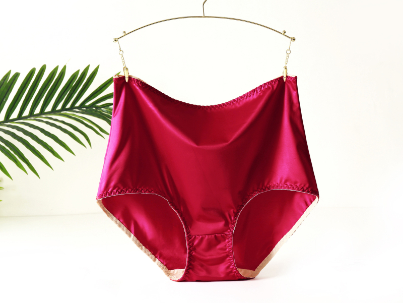 Chiloți femei plus-size cu talie înaltă, din nailon satin; culoare solidă; căptușeală din bumbac; material principal 85% nailon; țesătură satinată