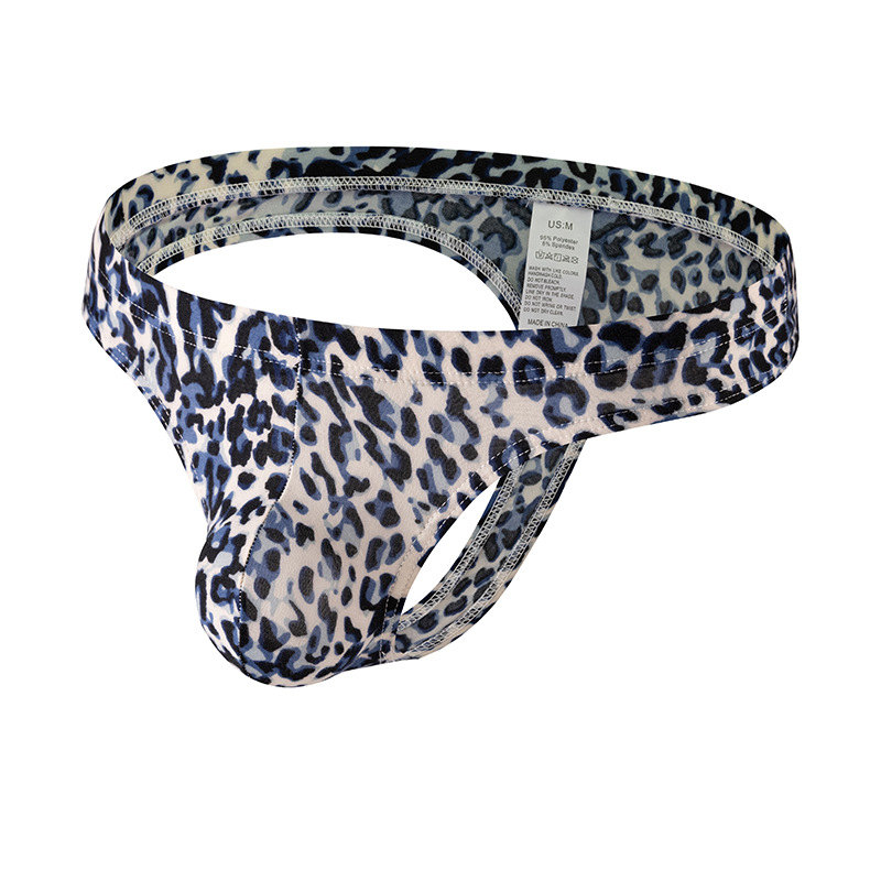Chiloți tip thong pentru bărbați – imprimeu leopard, țesătură tricotată din poliester, talie joasă, material principal 90–95% poliester, căptușeală la zona intima 90–95% poliester