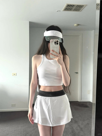 Női rövid, varrásmentes sportos top — gyorsan száradó, alap- és külső rétegként is használható, Nylon + Spandex 95/5, rövid fazon 35,5–41,5 cm, Ősz 2025