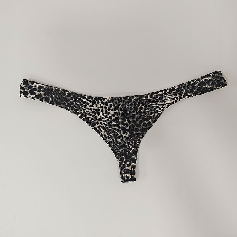 Lenjerie intimă masculin tip thong, imprimeu leopard, buzunar pentru bulge, talie joasă, poliester 90-95%