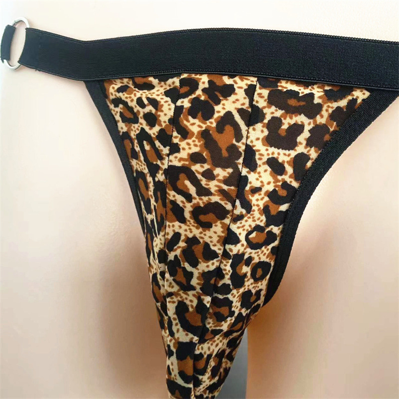 Vyrų thong apatiniai su žemu juosmeniu, kūno formavimo funkcija, dryžių/karo raštas, paprastas pynimas (plain weave), pagrindinio audinio sudėtis mažiau nei 30%, tinka visoms sezonoms.