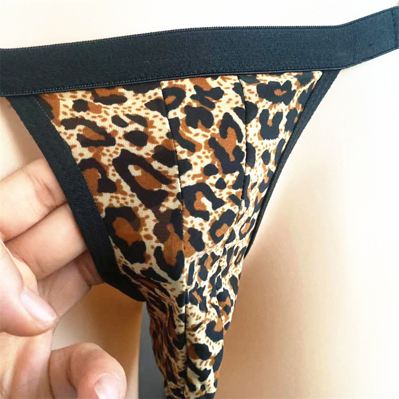 Vyrų thong apatiniai su žemu juosmeniu, kūno formavimo funkcija, dryžių/karo raštas, paprastas pynimas (plain weave), pagrindinio audinio sudėtis mažiau nei 30%, tinka visoms sezonoms.