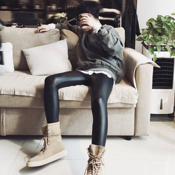 Vīriešu šaurās PU ādas bikses, vienkrāsains raksts, plāns audums, sintētiskā āda, vienkāršs stils