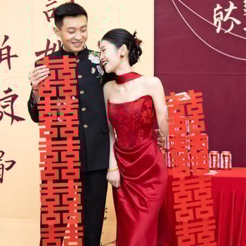 Vakarinė suknelė be peties, ilga, liemens viduryje, 2025 ruduo