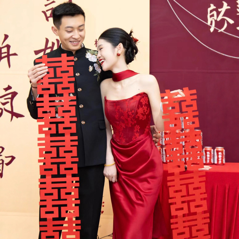 Vakarinė suknelė be peties, ilga, liemens viduryje, 2025 ruduo