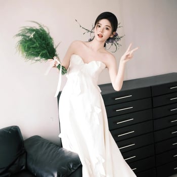 Полиестерова сватбена рокля със силует А‑линия, висока талия, без ръкави, дълга пола.