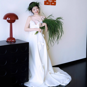 Полиестерова сватбена рокля със силует А‑линия, висока талия, без ръкави, дълга пола.