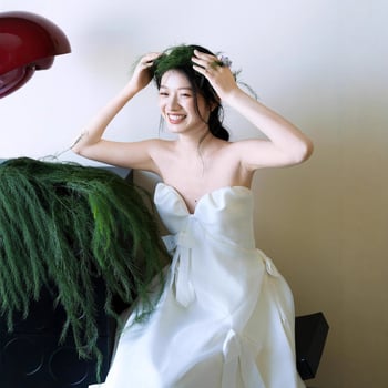 Полиестерова сватбена рокля със силует А‑линия, висока талия, без ръкави, дълга пола.