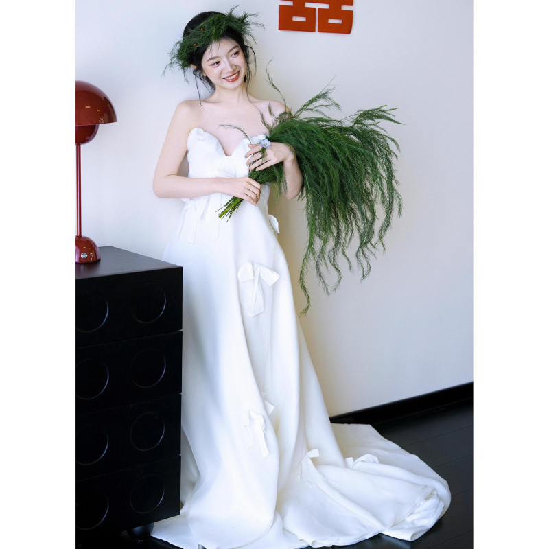 Полиестерова сватбена рокля със силует А‑линия, висока талия, без ръкави, дълга пола.