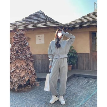 Hooded Sweatshirt u američkom stilu s dvostrukim zatvaračem — Corduroy tkanina; krzno od kunića <30%; mješavina drugih vlakana; proljeće 2023