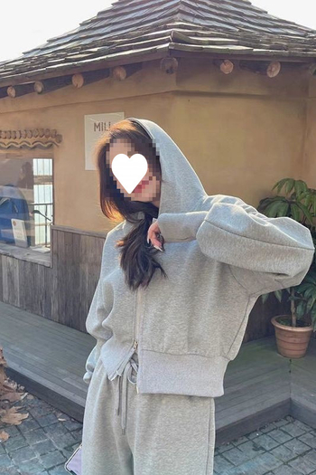 Hooded Sweatshirt u američkom stilu s dvostrukim zatvaračem — Corduroy tkanina; krzno od kunića <30%; mješavina drugih vlakana; proljeće 2023