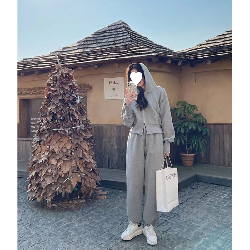 Hooded Sweatshirt u američkom stilu s dvostrukim zatvaračem — Corduroy tkanina; krzno od kunića <30%; mješavina drugih vlakana; proljeće 2023