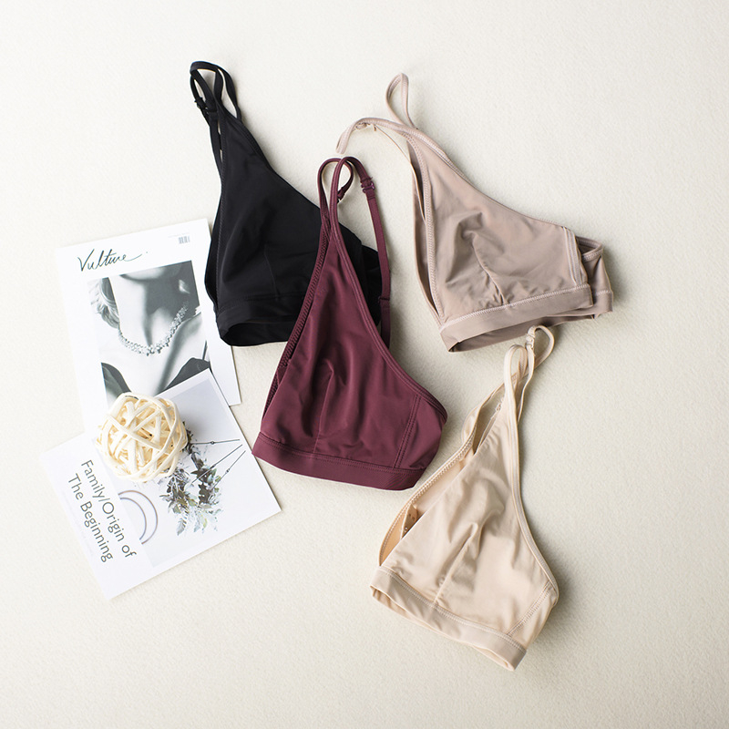 Bevielė liemenėlė su trikampio formos kupšeliais, plonas stilius, blizgantis nailono audinys, fiksuotos dvigubos petnešos (be plieno karkaso)