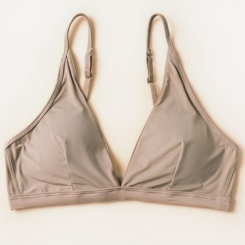 Bevielė liemenėlė su trikampio formos kupšeliais, plonas stilius, blizgantis nailono audinys, fiksuotos dvigubos petnešos (be plieno karkaso)