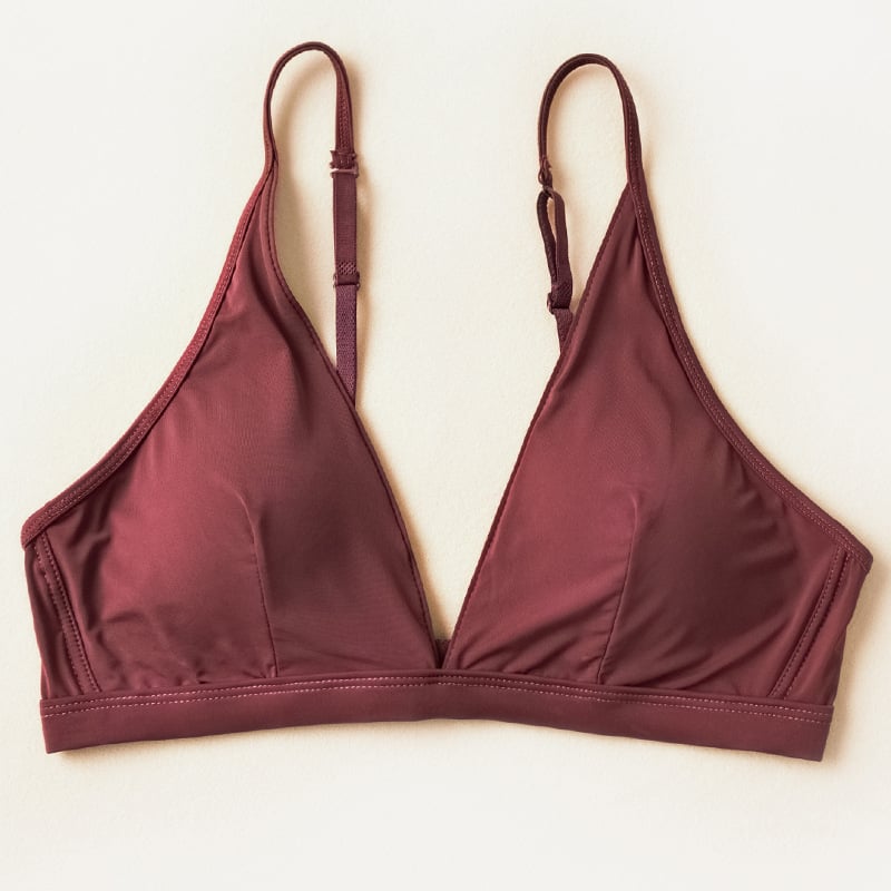 Bevielė liemenėlė su trikampio formos kupšeliais, plonas stilius, blizgantis nailono audinys, fiksuotos dvigubos petnešos (be plieno karkaso)