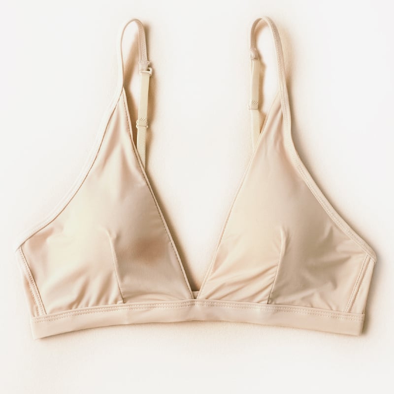 Bevielė liemenėlė su trikampio formos kupšeliais, plonas stilius, blizgantis nailono audinys, fiksuotos dvigubos petnešos (be plieno karkaso)