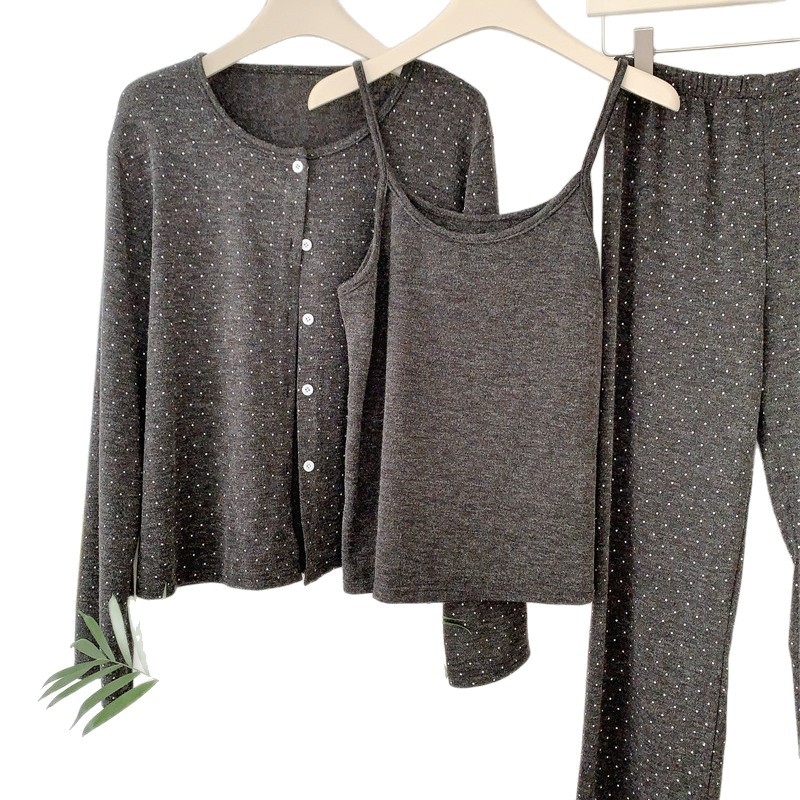 Pidžama set, pleteni materijal, poliester 95–100%, debljina 201–250 g/m², okrugli vrat, dugi rukavi, minimalistički stil