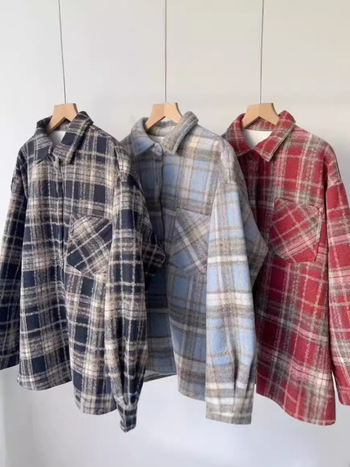 Košula karirnog uzorka, počesana topla tkanina, polo ovratnik, dugi rukavi, slobodan kroj, srednja duljina, unisex