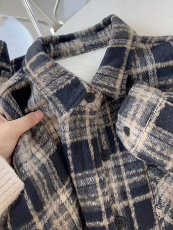 Košula karirnog uzorka, počesana topla tkanina, polo ovratnik, dugi rukavi, slobodan kroj, srednja duljina, unisex